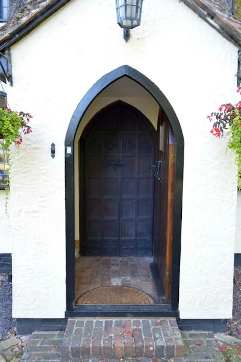 Quaint thatched Essex cottage, M297 (photo 2)
