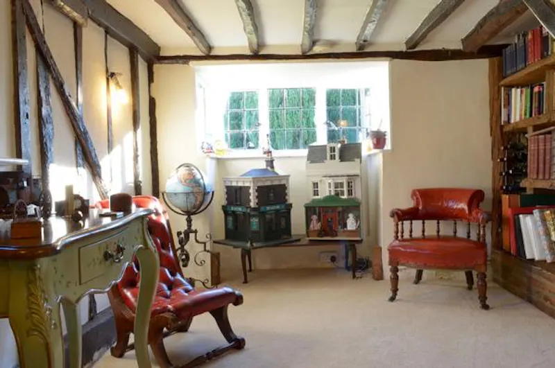 Drawing room at Quaint thatched Essex cottage, M297 (photo 8)