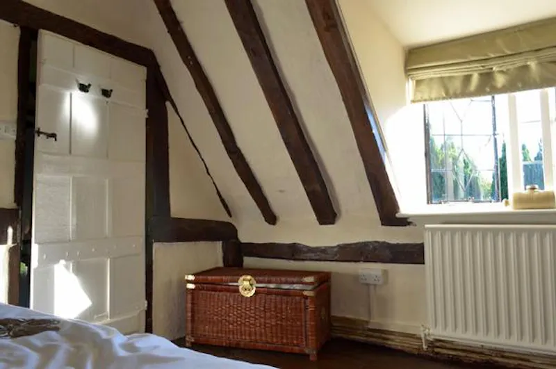 Quaint thatched Essex cottage, M297 (photo 11)