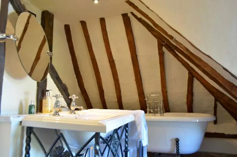 Bathroom at Quaint thatched Essex cottage, M297 (photo 12)