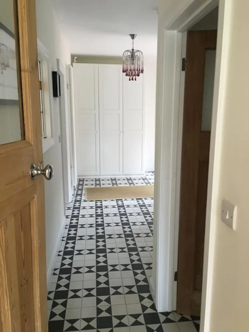 Entrance hall at Film location D2272 in London (photo 13)