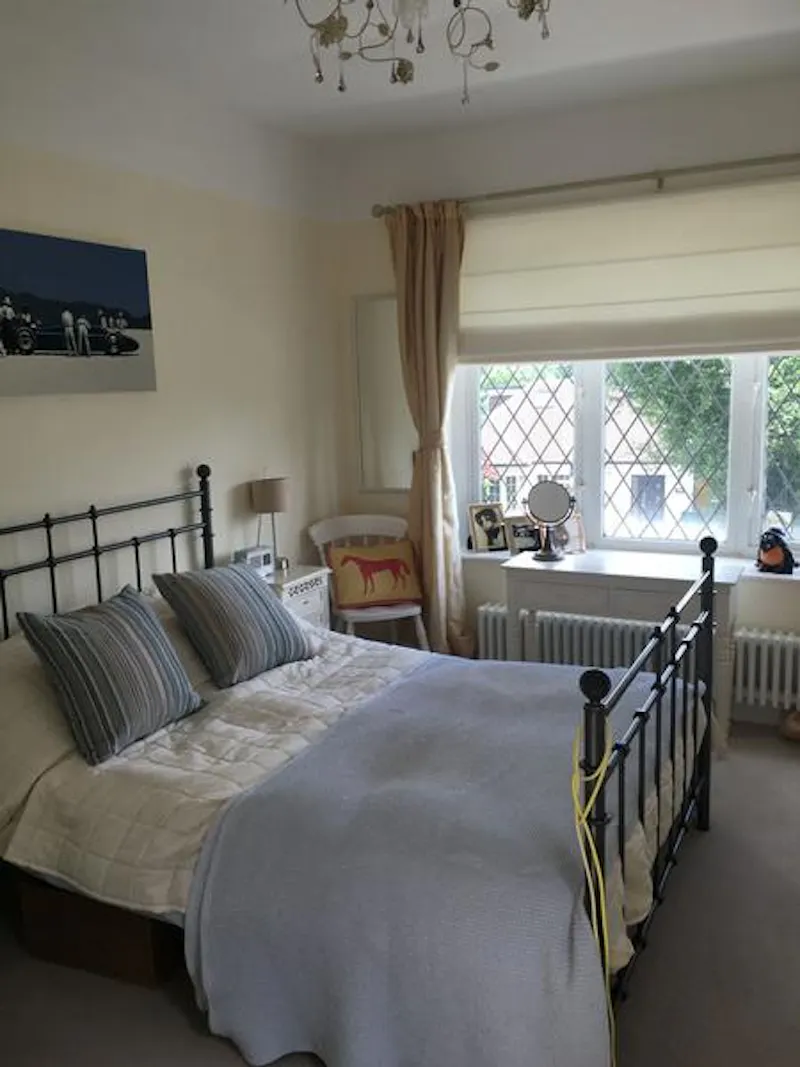 Bedroom at Film location D2272 in London (photo 19)