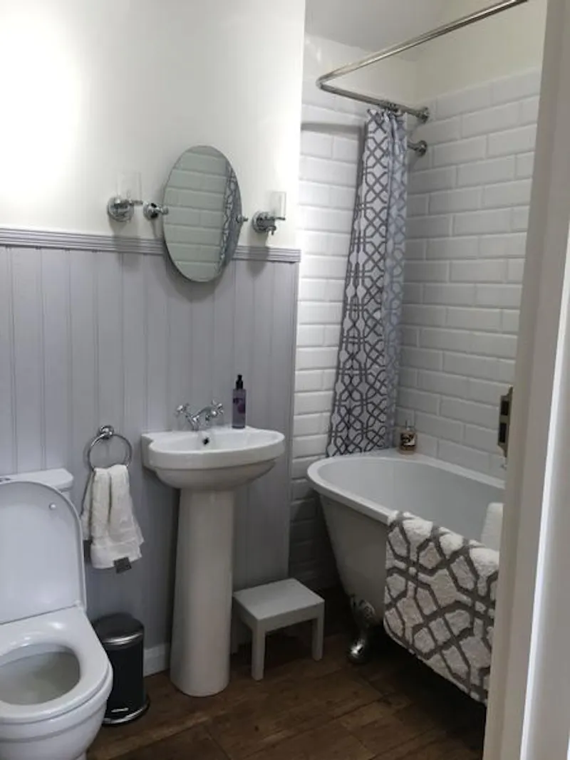 Bathroom at Film location D2272 in London (photo 20)