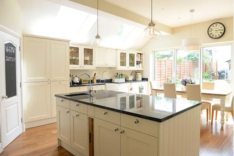 Kitchen island at Streatham family house, B1735 (photo 10)