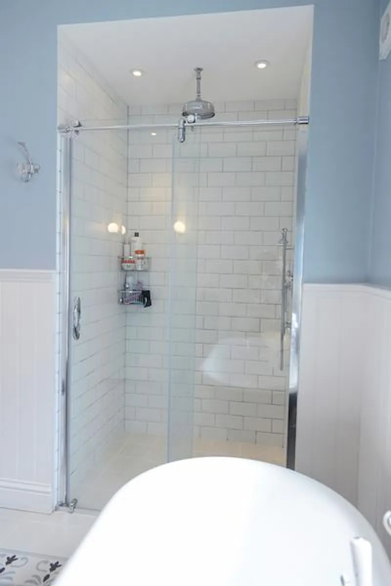 Shower at Streatham family house, B1735 (photo 33)