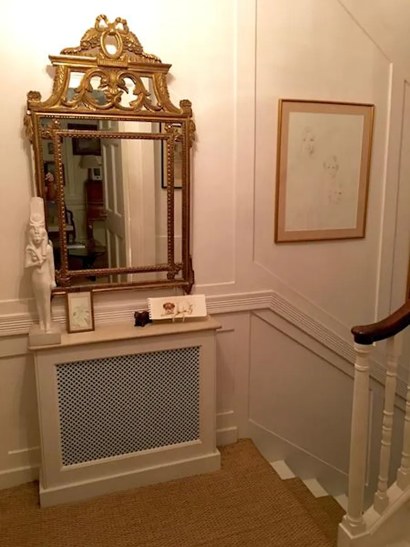 Entrance hall at Traditional Ebury Street house, A1414 (photo 17)