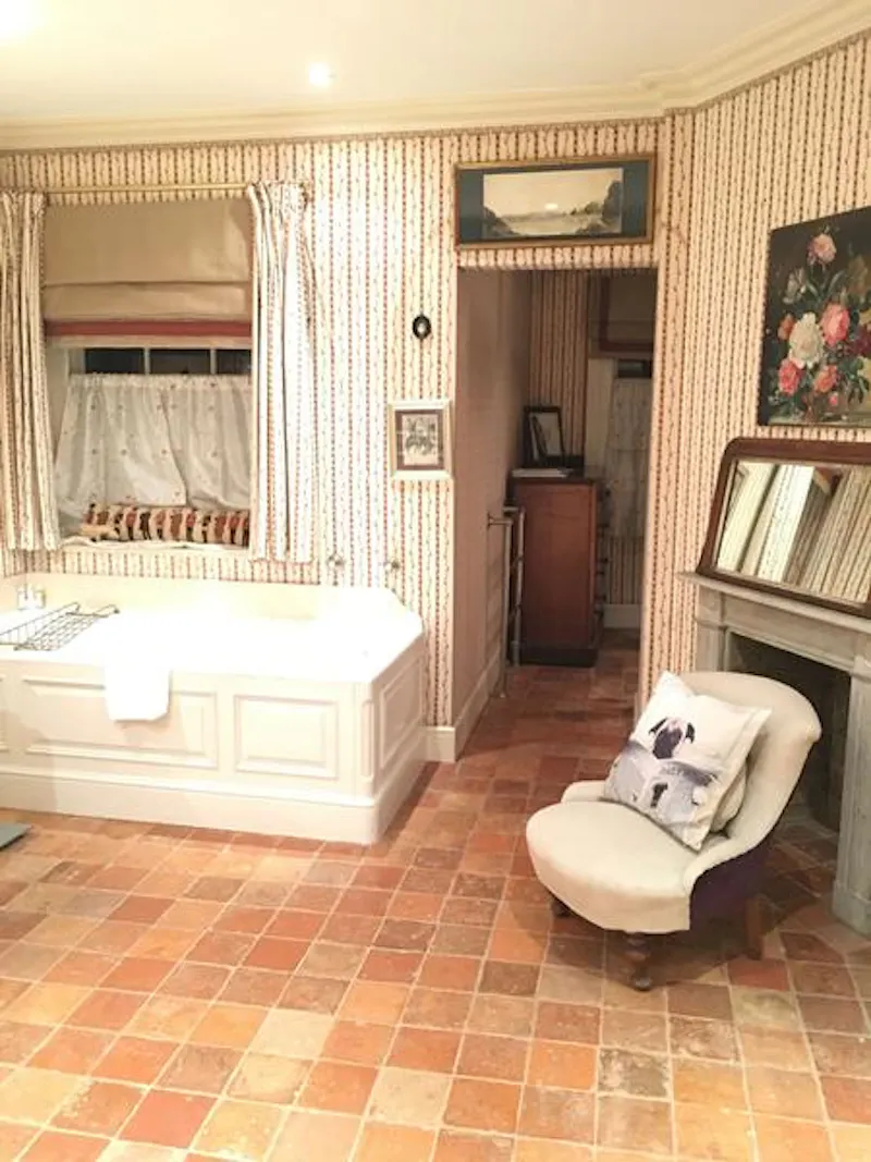 Bathroom at Traditional Ebury Street house, A1414 (photo 25)