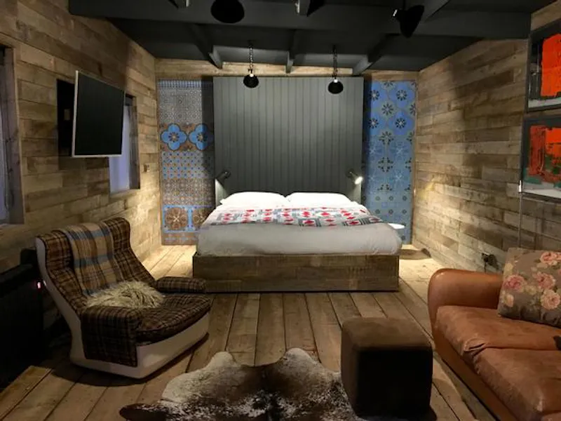 Rustic Rye riverside house, D2274 (photo 6)