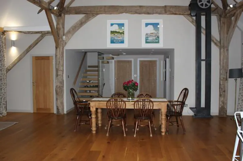 Dining room at Film location L659 in Hampshire (photo 32)