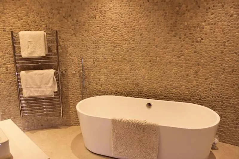 Bathroom at Film location L659 in Hampshire (photo 63)