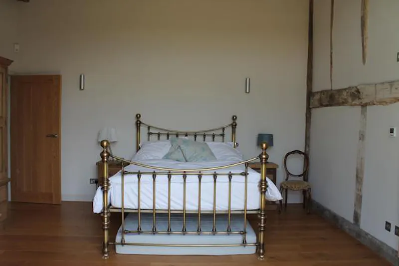 Bedroom at Film location L659 in Hampshire (photo 65)