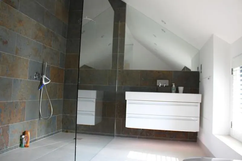 Shower at Film location L659 in Hampshire (photo 68)