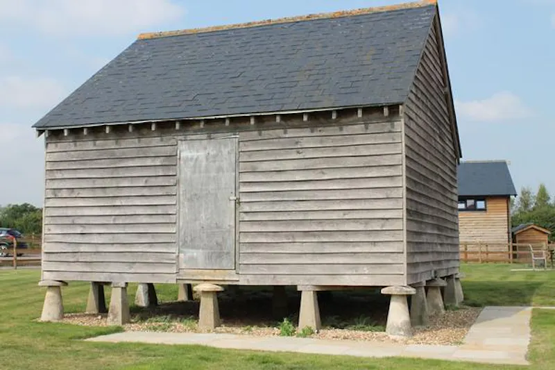 Stable / Outbuildings at Film location L659 in Hampshire (photo 72)