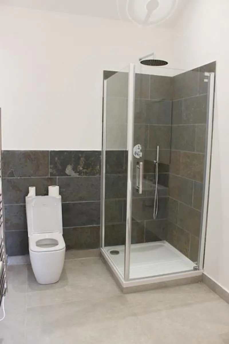 Bathroom at Film location L659 in Hampshire (photo 79)