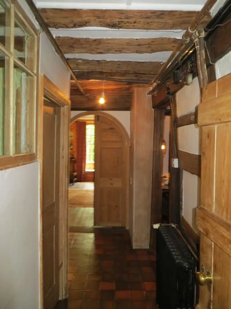 Entrance hall at 16th century Witley manor, M299 (photo 2)