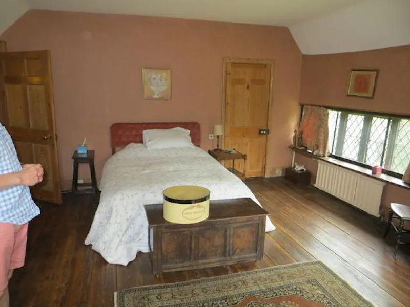 Bedroom at 16th century Witley manor, M299 (photo 13)