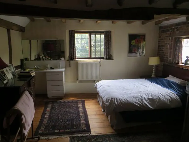 Bedroom at 16th century Witley manor, M299 (photo 16)