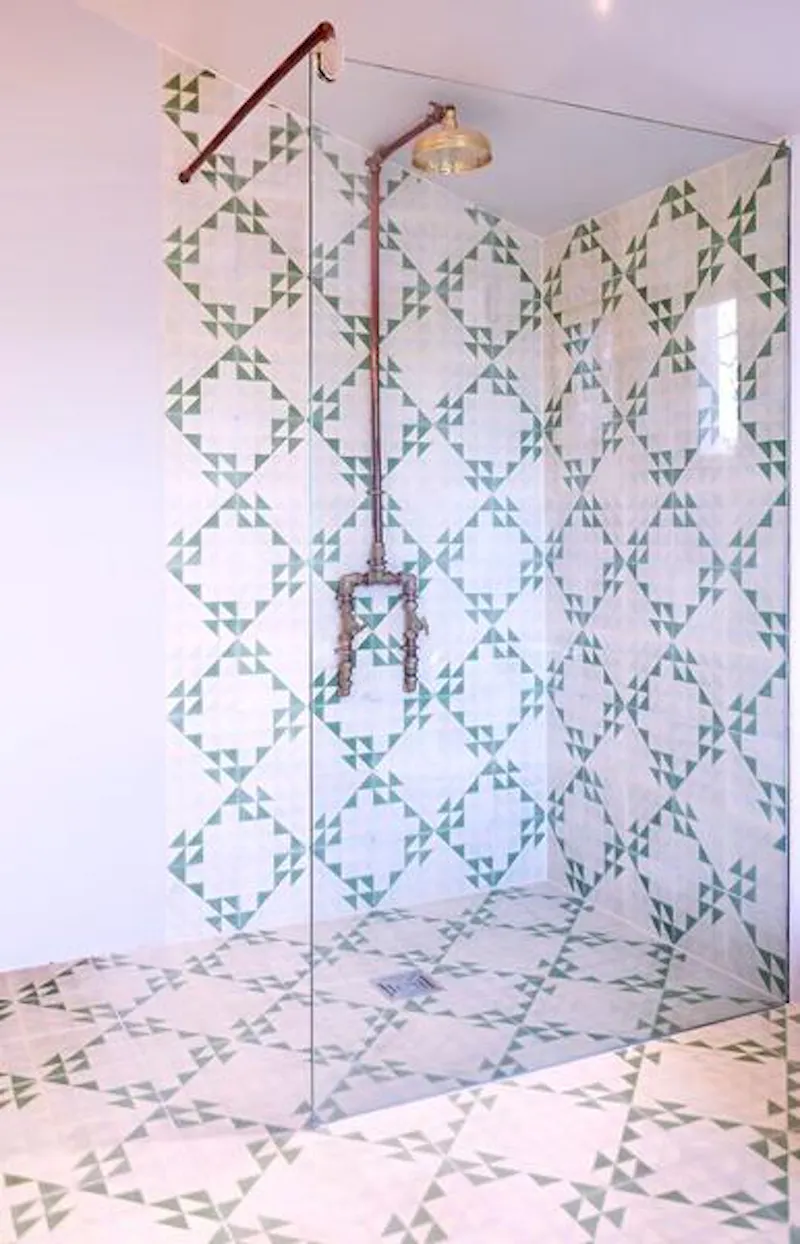 Shower at Colourful Clapton house, B1737 (photo 21)