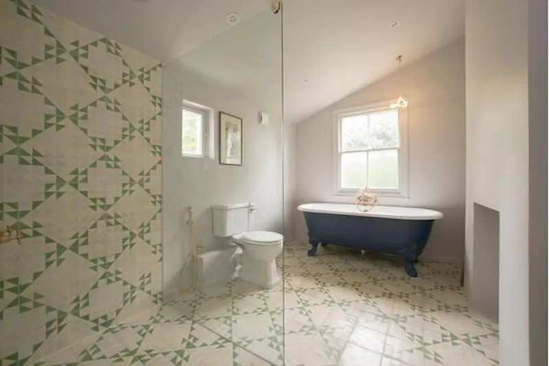 Bathroom at Colourful Clapton house, B1737 (photo 24)