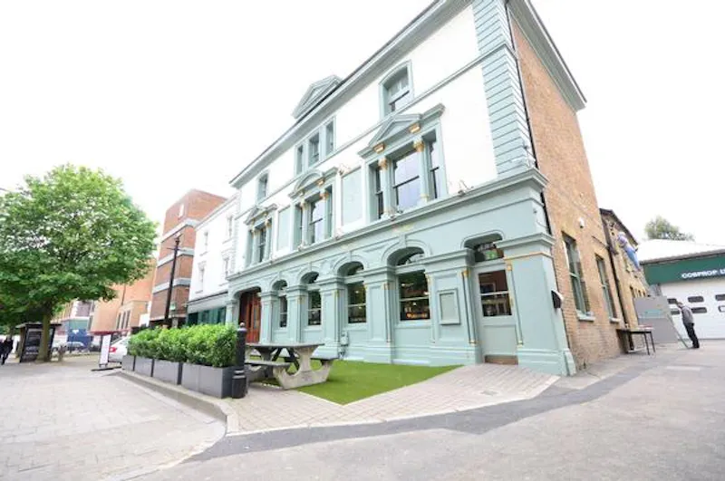 Holloway Road Victorian pub, R807 (photo 1)