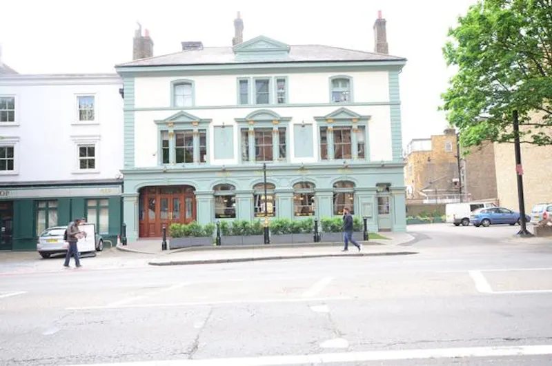 Holloway Road Victorian pub, R807 (photo 13)