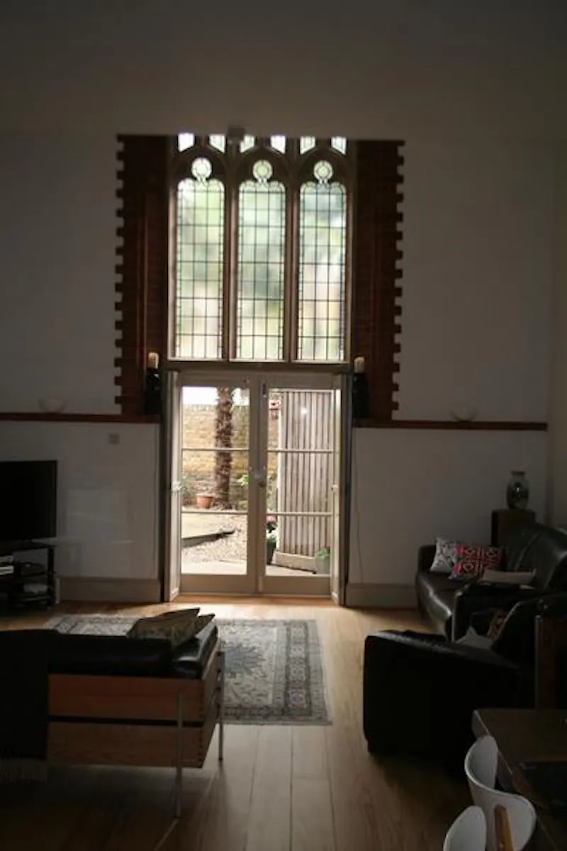 Glass at Film location CH99 in London (photo 4)