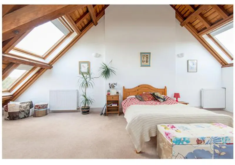 Bedroom at Film location CH99 in London (photo 7)