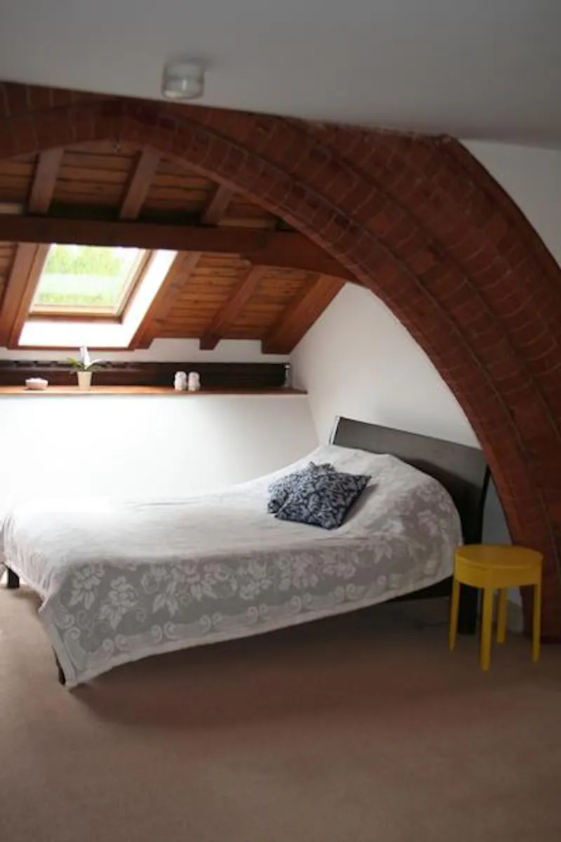 Bedroom at Film location CH99 in London (photo 9)
