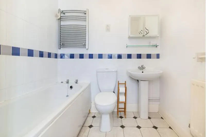 Bathroom at Duplex in Islington, F1120 (photo 15)