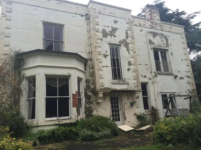 Distressed mansion near Derby, B1741 (photo 1)