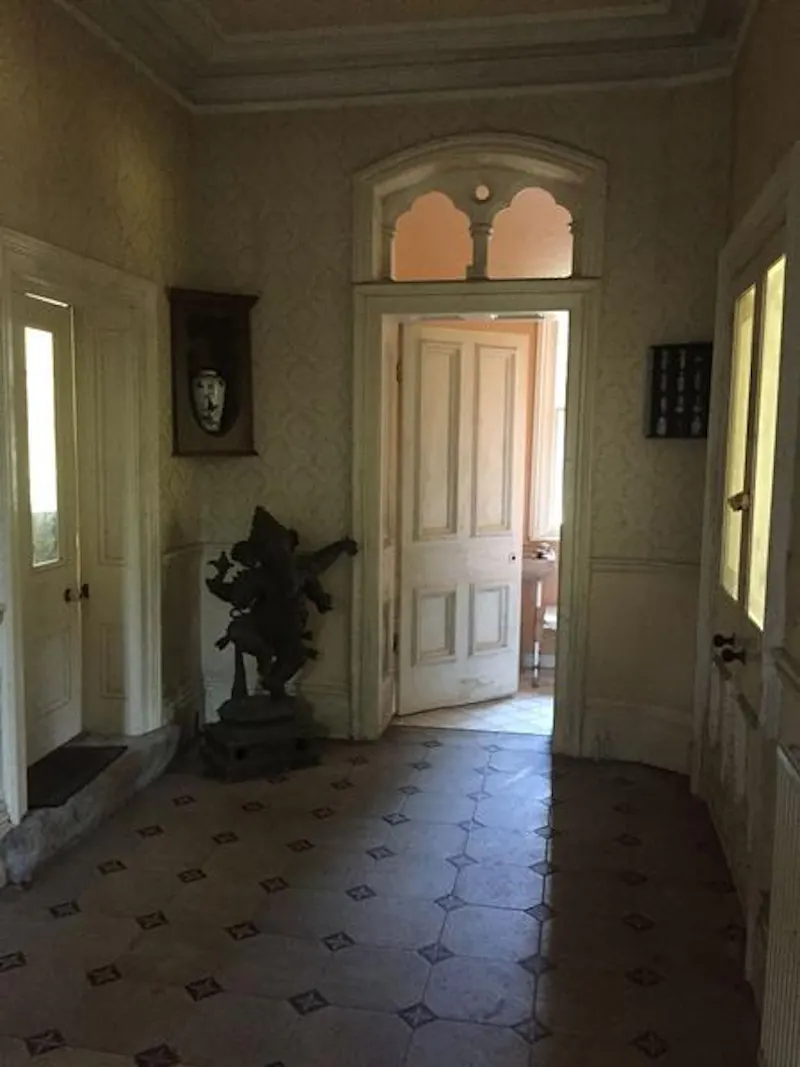 Distressed mansion near Derby, B1741 (photo 3)