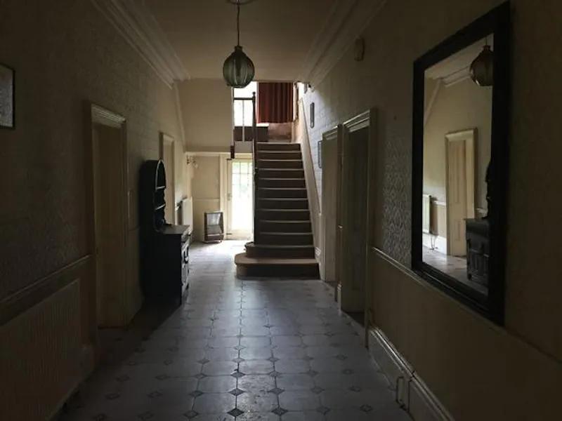 Entrance hall at Distressed mansion near Derby, B1741 (photo 4)