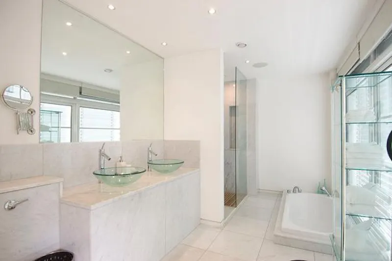 Bathroom at Vacant apartment in Clerkenwell, F1124 (photo 7)