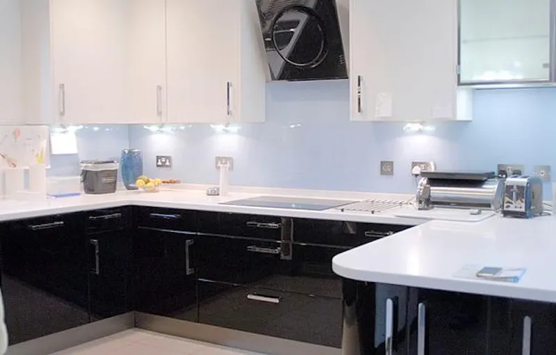 Kitchen at Film location D2280 in London (photo 10)