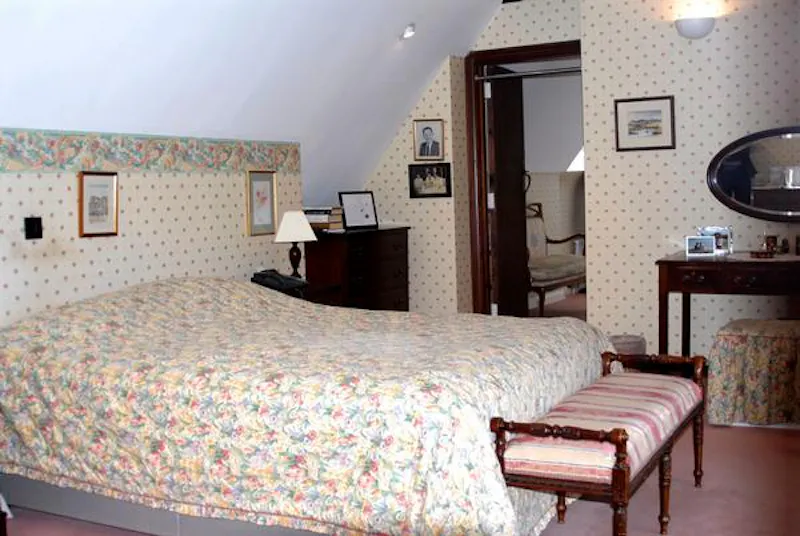 Bedroom at Film location D2280 in London (photo 25)