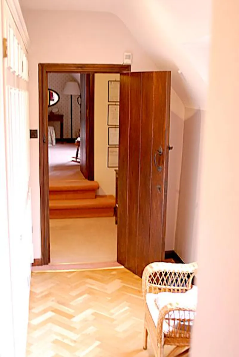 Entrance hall at Film location D2280 in London (photo 27)