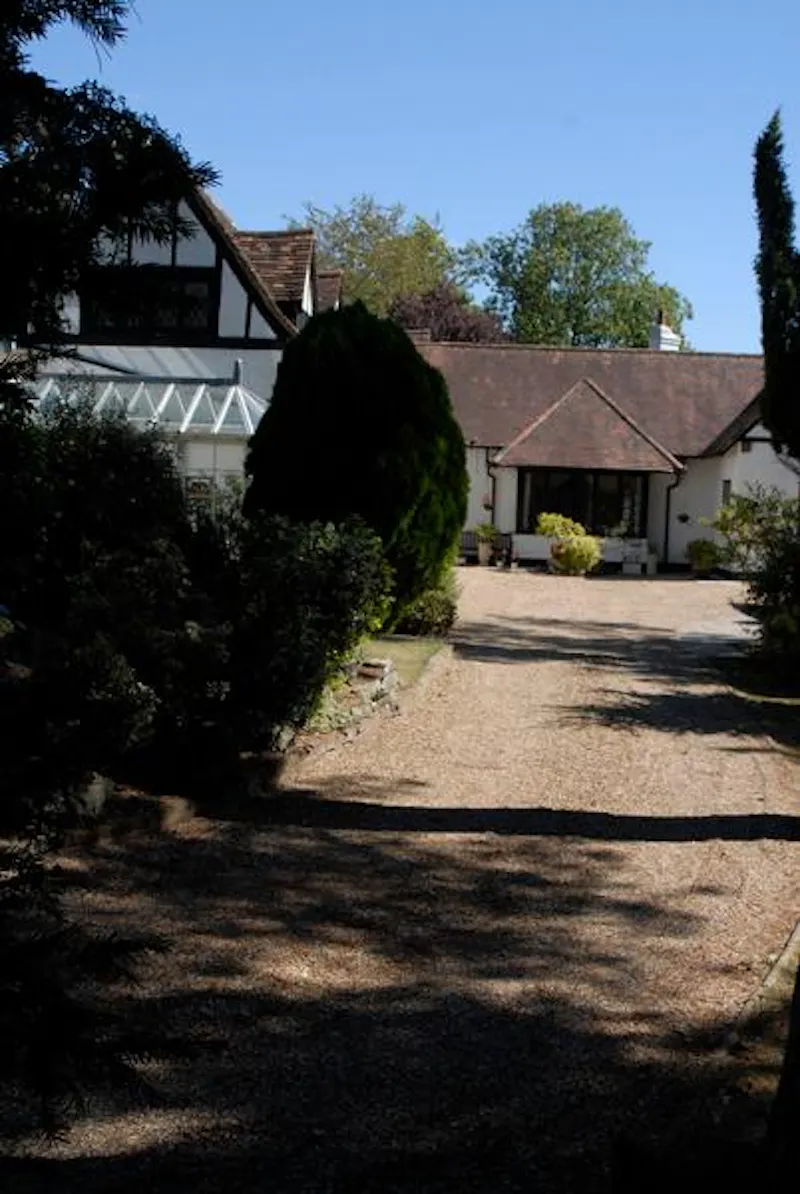 Driveway at Film location D2280 in London (photo 54)