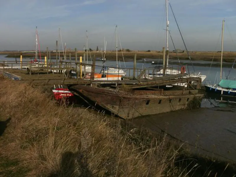 Working boat yard in Great Wakering, V152 (photo 3)