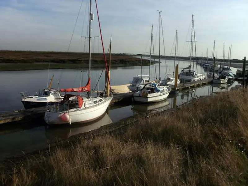 Working boat yard in Great Wakering, V152 (photo 4)
