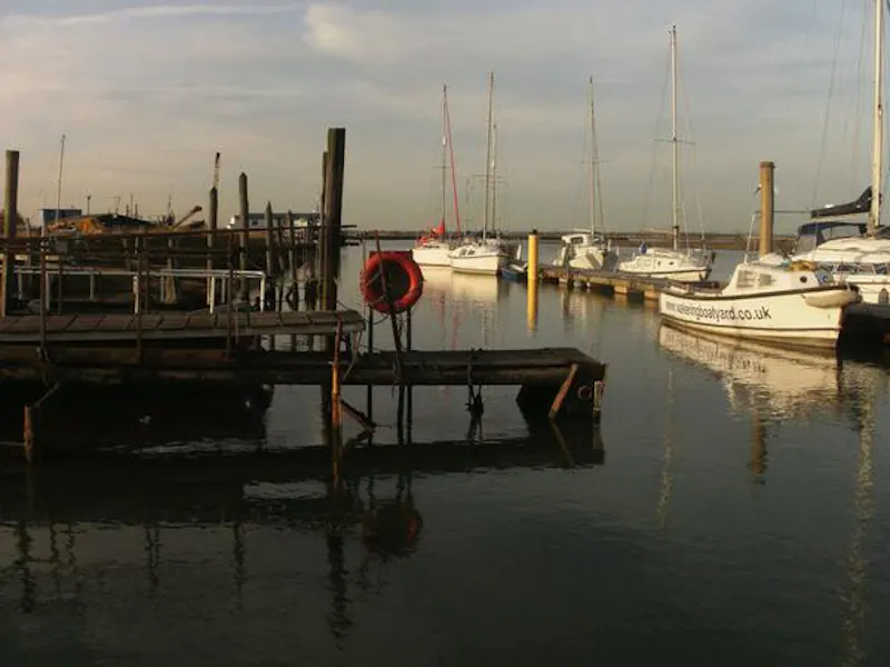 Working boat yard in Great Wakering, V152 (photo 5)