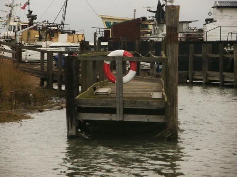 Working boat yard in Great Wakering, V152 (photo 6)