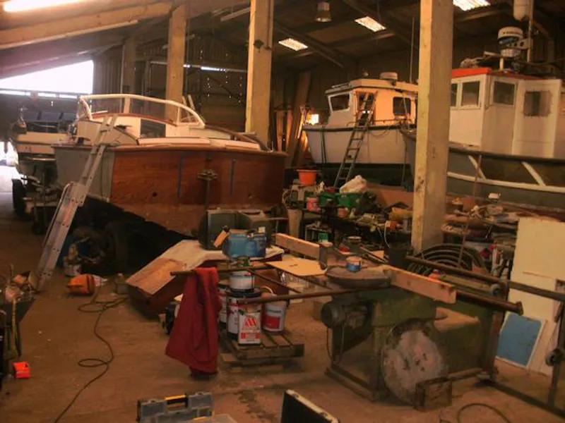 Working boat yard in Great Wakering, V152 (photo 12)