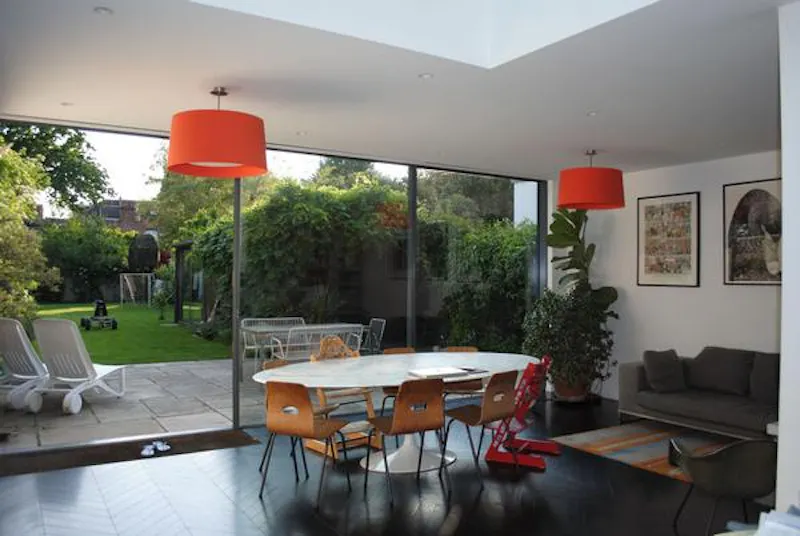 Dining room at Film location D2282 in London (photo 7)