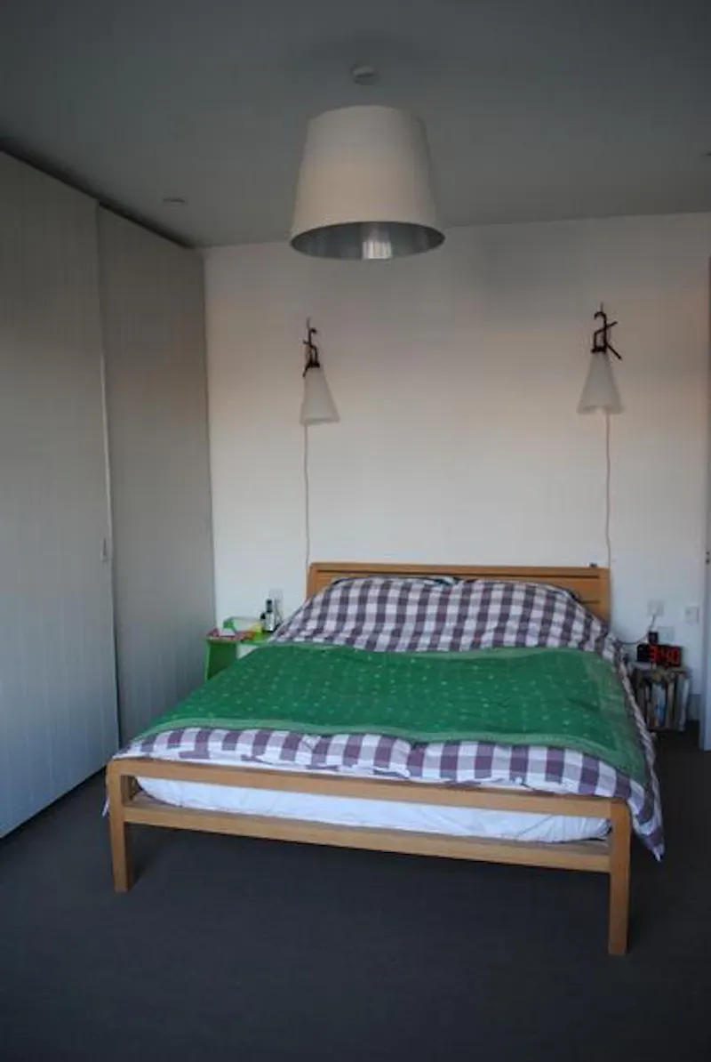 Bedroom at Film location D2282 in London (photo 13)
