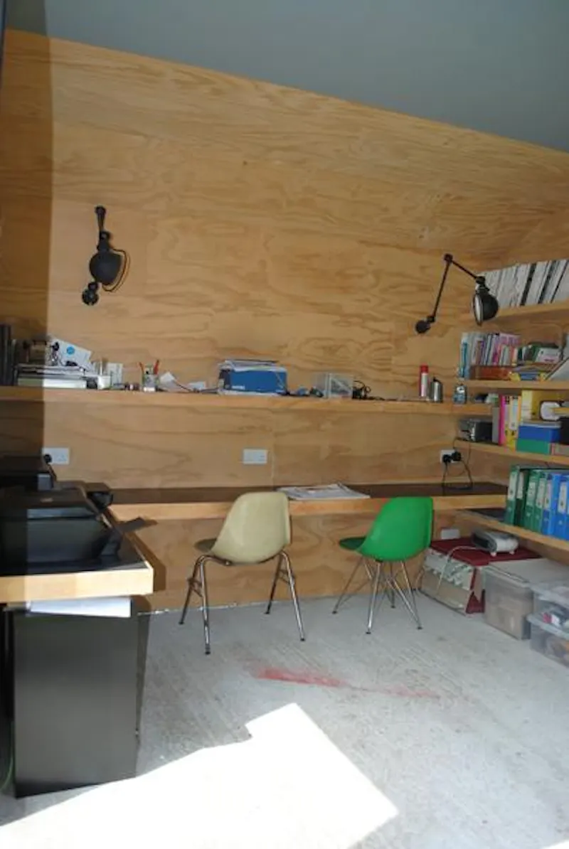 Study at Film location D2282 in London (photo 16)