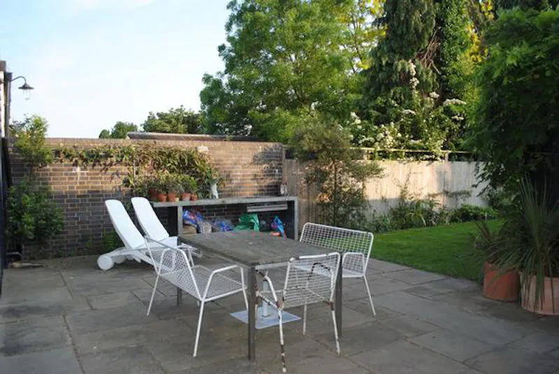 Terrace/Patio at Film location D2282 in London (photo 18)