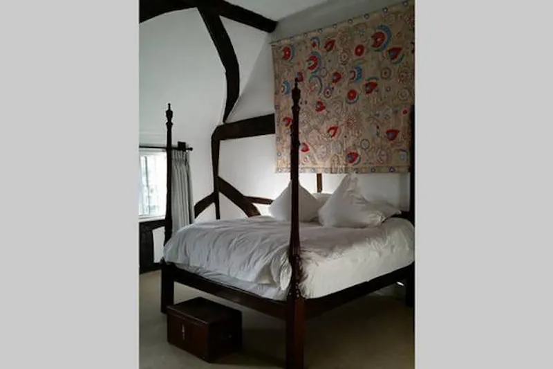 Bedroom at Wiltshire Tudor village house, M300 (photo 21)