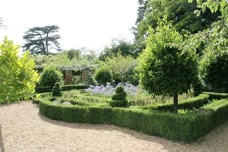 Garden - formal at St Neots Grand estate, A1422 (photo 8)