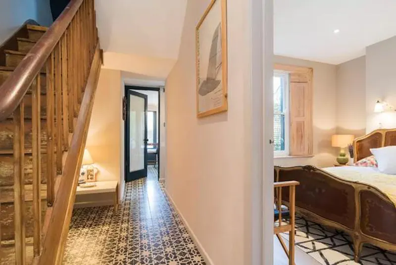 Entrance hall at On-trend Hackney apartment, F1129 (photo 2)