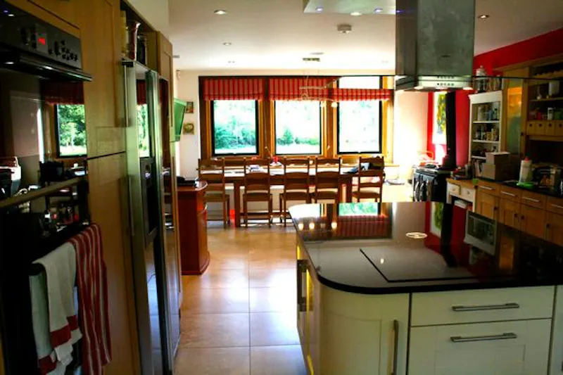 Kitchen at Film location D2284 in Surrey (photo 11)